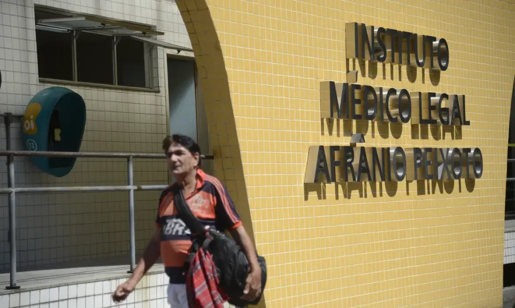 Parentes de atletas mortos no incêndio no alojamento do Centro de Treinamento George Helal, conhecido como Ninho do Urubu, chegam ao Instituto Médico Legal (IML) para reconhecer corpos dos jogadores.