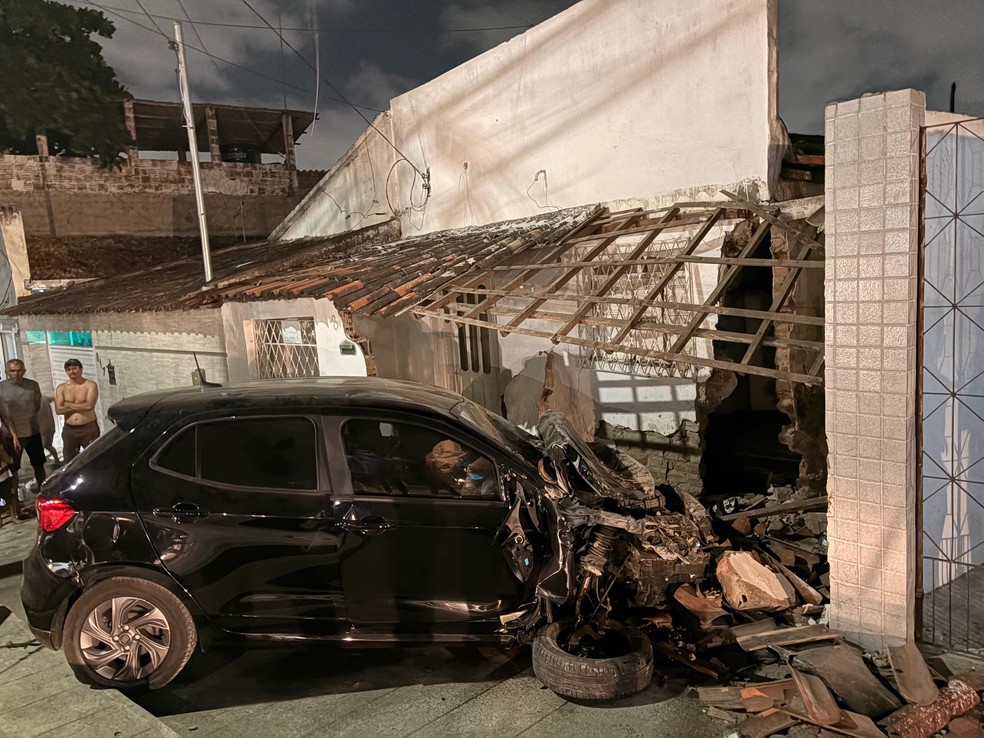 Carro invade casa após mulher perder o controle e destrói fachada do imóvel, em Campina Grande — Foto: Lídice Pegado/TV Paraíba