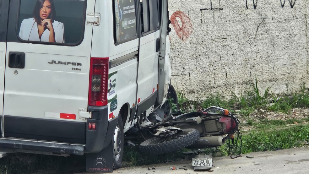 Acidente deixa mototáxi morto e outros feridos na Avenida Manoel Tavares, em Campina Grande — Foto: Ademar Trigueiro/TV Paraíba