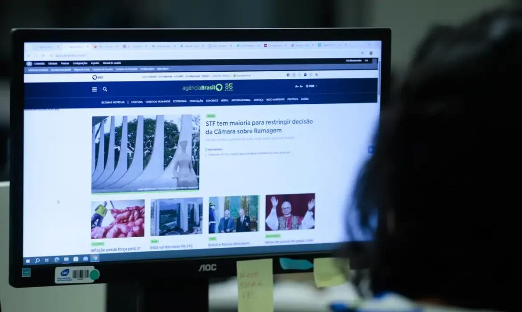 Brasília (DF) 09/05/2025 - Agência Brasil no computador. Foto Lula Marques/ Agência Brasil