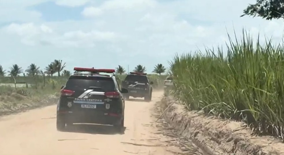 Polícia Científica a caminho de onde homens foram mortos — Foto: Reprodução/TV Cabo Branco