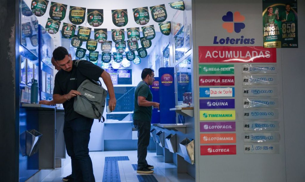 Brasília, DF 31/12/2025 - A Mega-Sena da Virada será sorteada nesta quarta-feira (31) à noite, em São Paulo. O concurso pagará um prêmio estimado de R$ 1 bilhão aos acertadores das seis dezenas. Foto: Fabio Rodrigues-Pozzebom/ Agência Brasil