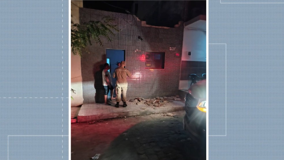Trio elétrico derruba fachada e deixa mãe e bebê feridos em Patos, no Sertão da Paraíba — Foto: TV Paraíba
