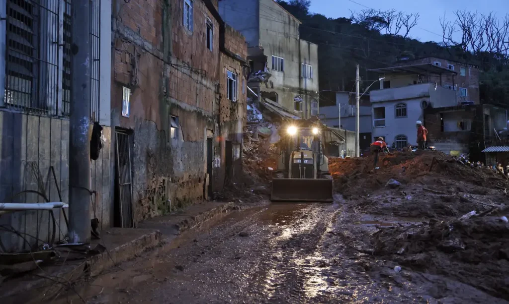 Juiz de Fora (MG), 24/02/2026 - Soldados do Corpo de Bombeiros e voluntários fazem busca e resgate de pessoas em escombros de casas soterradas por lama após fortes chuvas. Foto: Tânia Rêgo/Agência Brasil