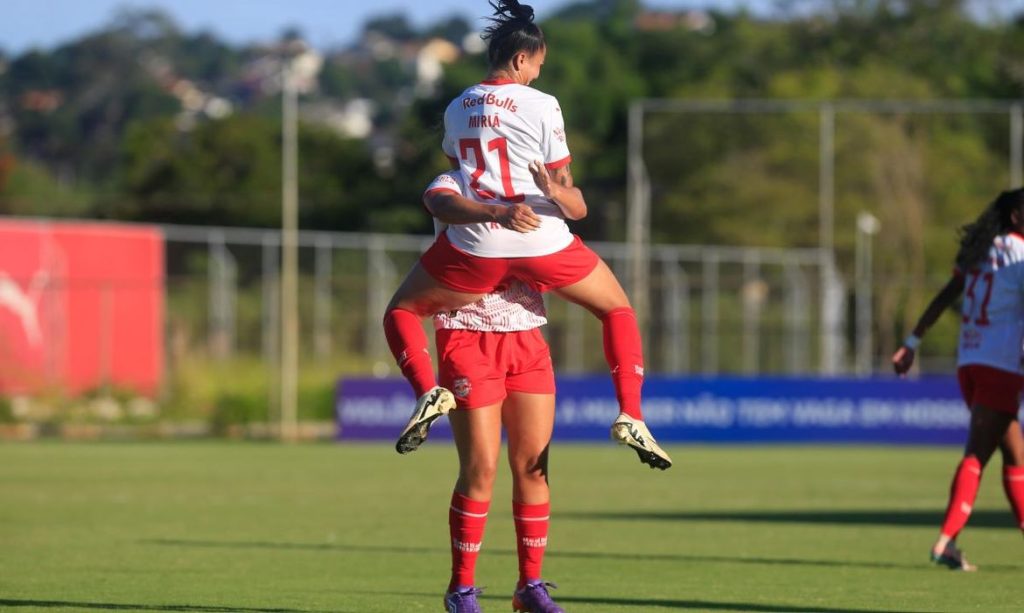 Jogadoras do Red Bull Bragantino comemoram gol