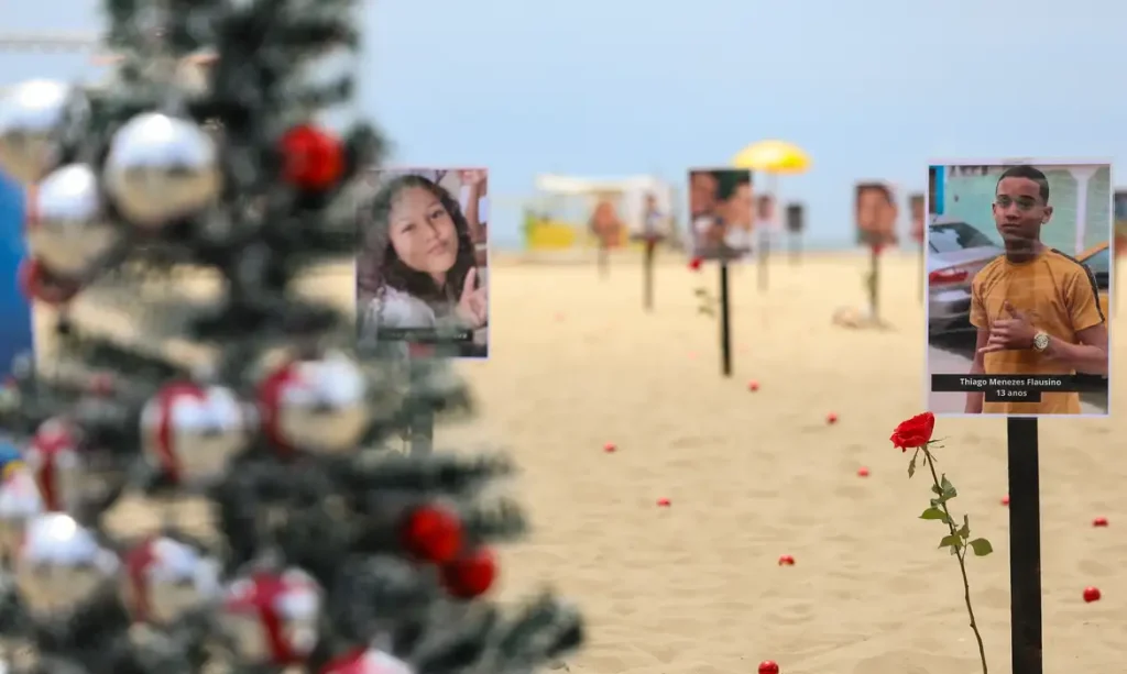 Rio de Janeiro (RJ), 18/12/2024 - Rio de Paz faz ato contra mortes de crianças por violência, na praia de Copacabana, na zona sul do Rio de Janeiro. Foto: Tomaz Silva/Agência Brasil