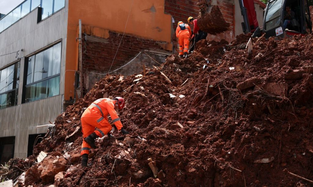 Juiz de Fora (MG), 25/02/2026 – Bombeiros retiram corpo de escombros após fortes chuvas no bairro Cerâmica, na zona sudeste de Juiz de Fora. Foto: Tomaz Silva/Agência Brasil