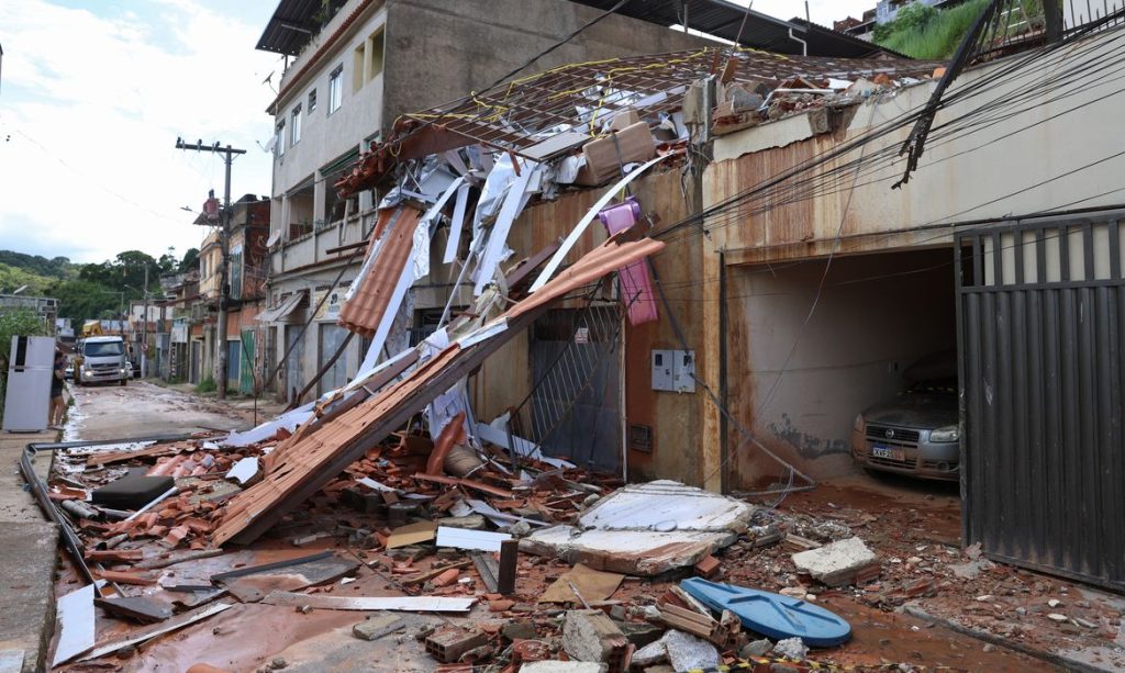 Juiz de Fora (MG), 25/02/2026 – Casas são destruídas após fortes chuvas no bairro Cerâmica, na zona sudeste de Juiz de Fora. Foto: Tomaz Silva/Agência Brasil