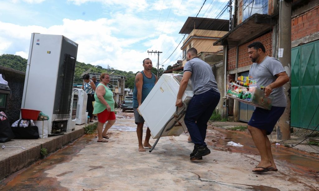 Juiz de Fora (MG), 25/02/2026 – Moradores retiram móveis de suas casas  após fortes chuvas no bairro Cerâmica, na zona sudeste de Juiz de Fora. Foto: Tomaz Silva/Agência Brasil