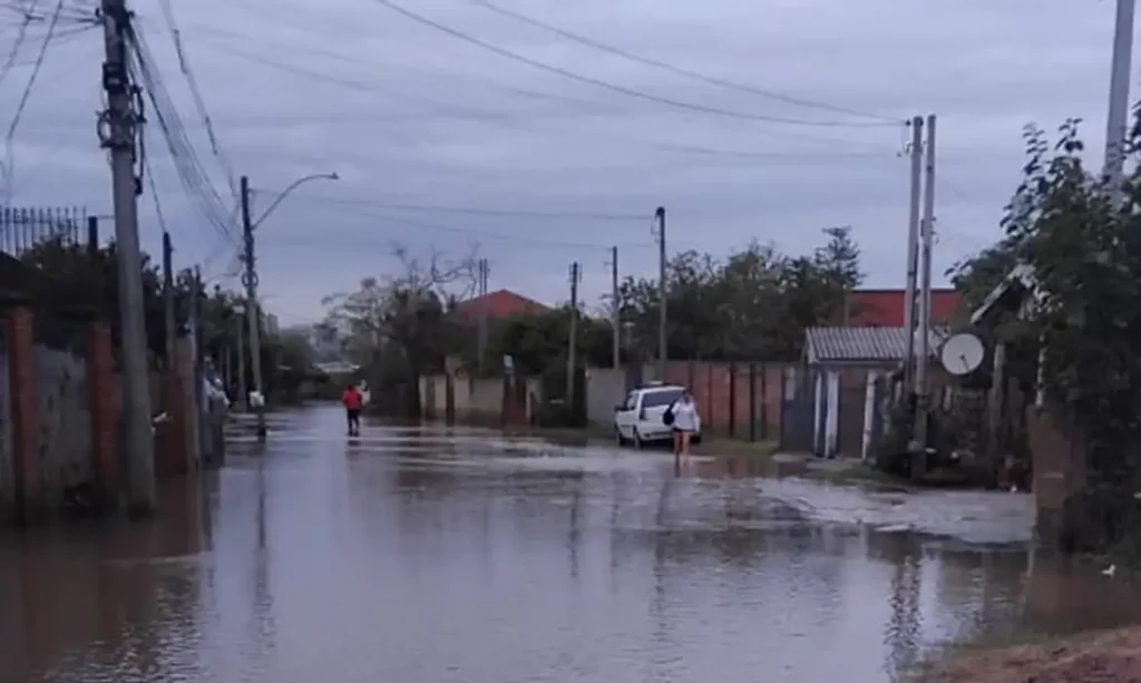 Porto Alegre (RS), 26/06/2025 - Rua inundanda após fortes chuvas na Ilha da Pintada. Foto: Beatriz Goncalves Pereira/Divulgação