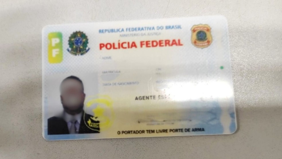 Suspeito foi detido no Aeroporto de Natal com carteira falsa da Polícia Federal, quando tentava pegar um voo — Foto: Divulgação/PF