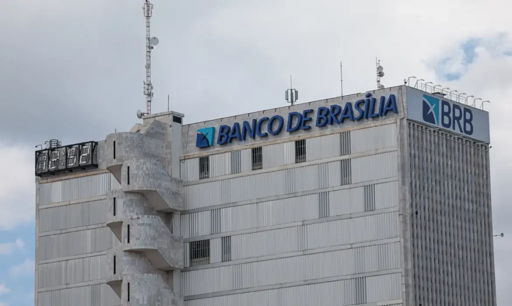 Brasília (DF), 19/11/2025 – Fachada do prédio do banco de Brasília (BRB).  Em março de 2025, o conselho do Banco BRB aprovou a compra de 58% do capital do Banco Master, valor estimado em R$ 2 bilhões.
O acordo previa que o BRB, uma sociedade de capital e controlada majoritariamente pelo Governo do Distrito Federal (GDF)
Foto: Joédson Alves/Agência Brasil