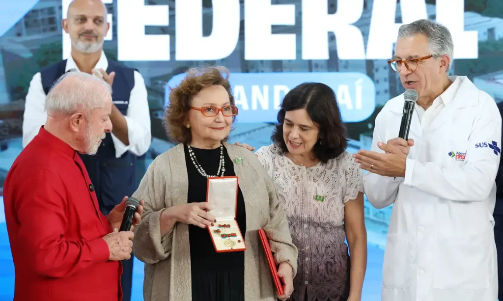 Rio de Janeiro (RJ), 13/03/2026 - O presidente da República, Luiz Inácio Lula da Silva, concede à pneumologista e pesquisadora da Escola Nacional de Saúde Pública - Ensp/Fiocruz, Margareth Dalcolmo, a medalha de mérito Oswaldo Cruz, durante inauguração do novo setor de trauma do Hospital Federal do Andaraí. Foto: Rovena Rosa/Agência Brasil
