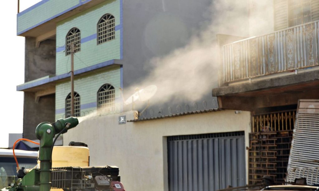 Fumacê - Carro pulveriza inseticida. Produto é eficaz contra o mosquito que transmite dengue, zika, chikungunya e febre amarela. Foto: Lúcio Bernardo Jr/ Agência Brasília