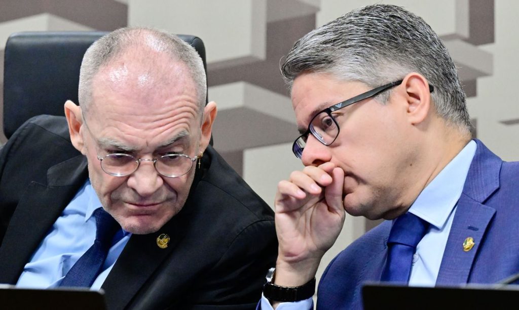 CPI do Crime Organizado (CPICRIME) realiza oitiva do fundador e ex-presidente do Conselho de Administração da Reag Investimentos.

A CPI apura suspeitas de lavagem de dinheiro e uso do comércio de joias para movimentar recursos de facções, além de avaliar a eficácia das políticas públicas de combate à lavagem de dinheiro no País. 

A finalidade da comissão é apurar a atuação, expansão e o funcionamento de organizações criminosas no território brasileiro, em especial de facções e milícias, de modo a permitir a identificação de soluções adequadas para o seu combate, especialmente por meio do aperfeiçoamento da legislação atualmente em vigor. 

Mesa: 
presidente da CPICRIME, senador Fabiano Contarato (PT-ES);
relator da CPICRIME, senador Alessandro Vieira (MDB-SE).

Foto: Geraldo Magela/Agência Senado