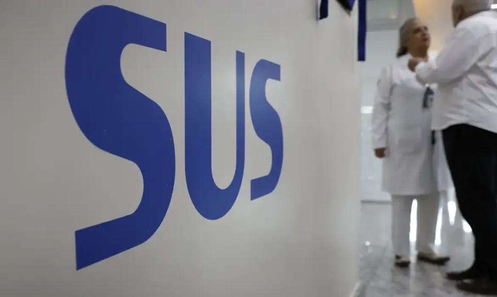 Rio de Janeiro (RJ), 24/04/2025 – Símbolo do Sistema Único de Saúde (SUS), no Super Centro Carioca de Saúde, em Benfica. Foto: Fernando Frazão/Agência Brasil