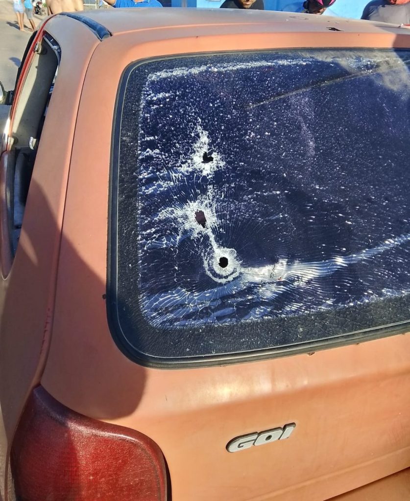 Parte das marcas de tiros encontradas no carro onde as vítimas estavam — Foto: Cedida