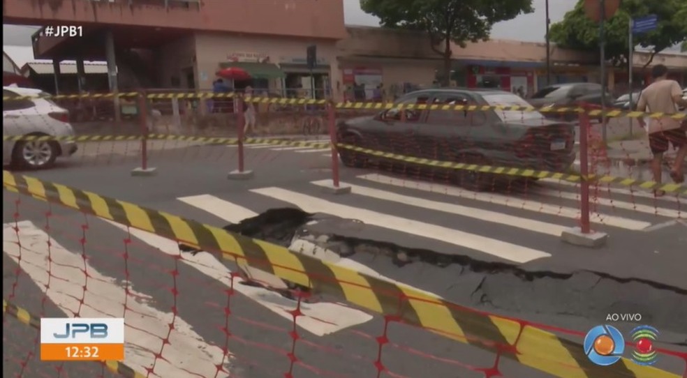 Cratera na AV. Dom Pedro II — Foto: Reprodução/TV Cabo Branco