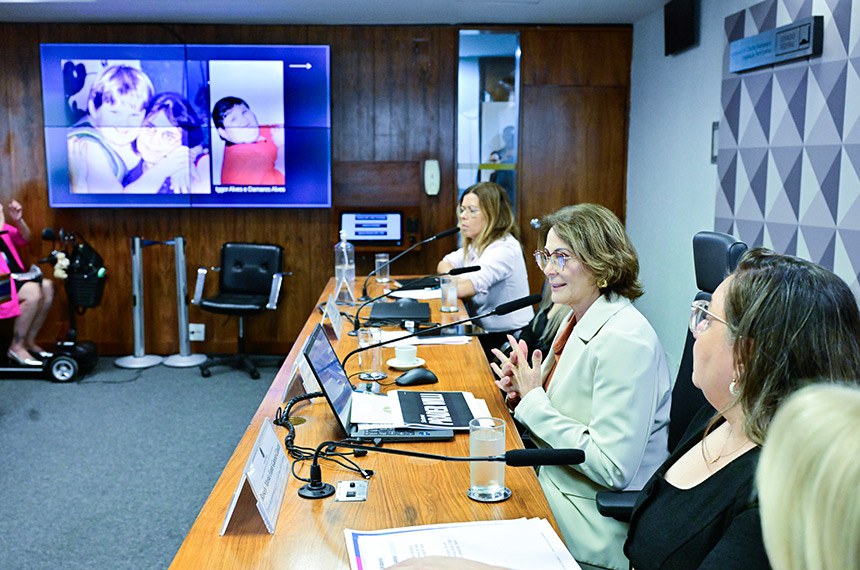 Mesa: 
gerente de Saúde do Instituto Jô Clemente - Laboratório de Triagem Neonatal, Daniella Neves;
presidente da CDH, senadora Damares Alves (Republicanos-DF), conduz audiência;
presidente da Associação Maria Vitória de Doenças Raras (Amavi Raras) e vice-presidente da Federação Brasileira das Associações de Doenças Raras (Febrararas), Lauda Santos.