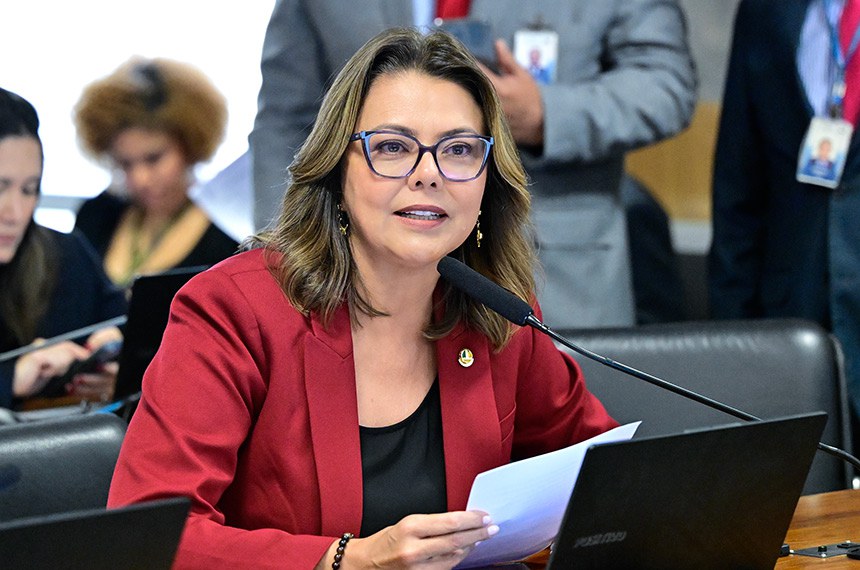 Senadora Leila Barros (PDT-DF) em pronunciamento à bancada.