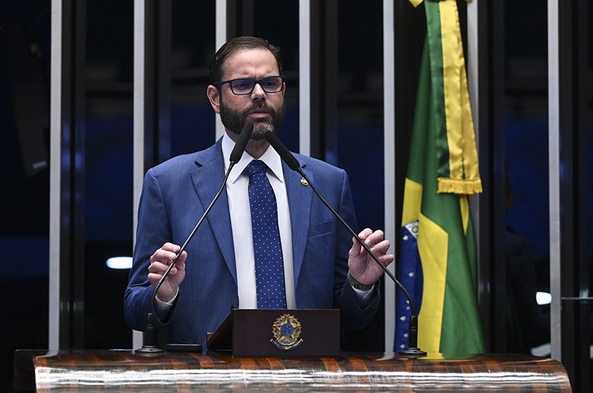 À tribuna, em discurso, senador Jorge Seif (PL-SC).