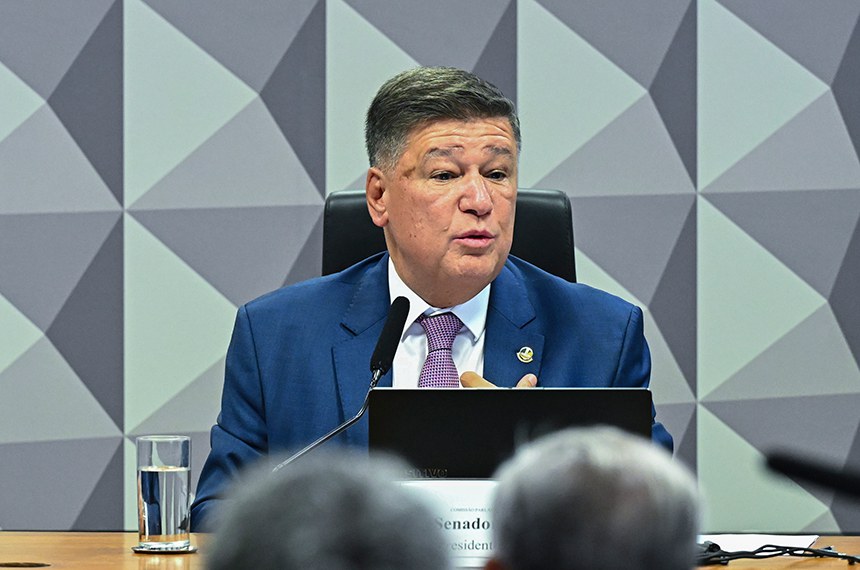 Mesa: 
presidente da CPMI - INSS, senador Carlos Viana (Podemos-MG).