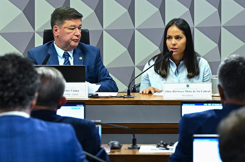 Mesa: 
presidente da CPMI - INSS, senador Carlos Viana (Podemos-MG); 
ex-secretária do “Careca do INSS”, Aline Bárbara Mota de Sá Cabral.