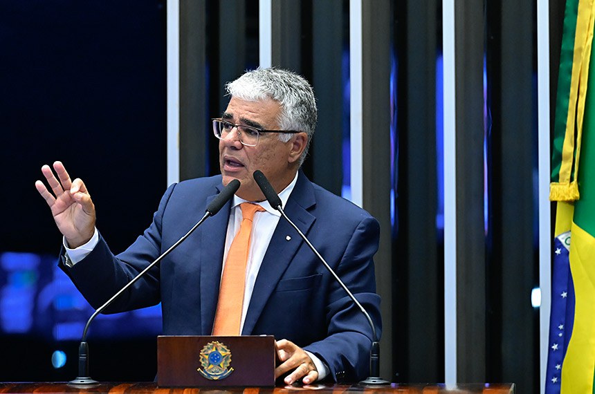 Em discurso, à tribuna,  senador Eduardo Girão (Novo-CE).