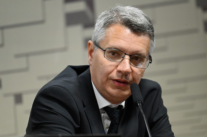À mesa, em pronunciamento, presidente do Conselho de Controle de Atividades Financeiras (Coaf), Ricardo Andrade Saadi.