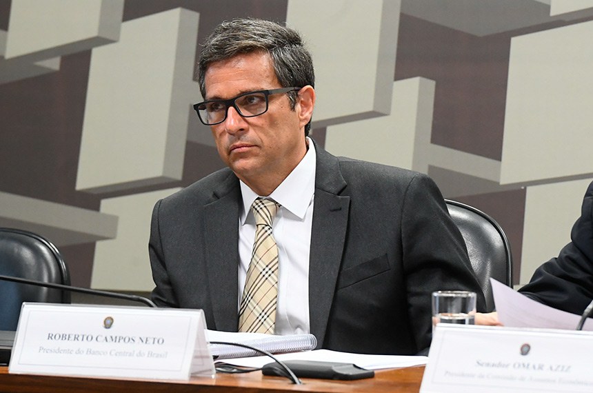 À mesa, presidente do Banco Central do Brasil (BC), Roberto Campos Neto.