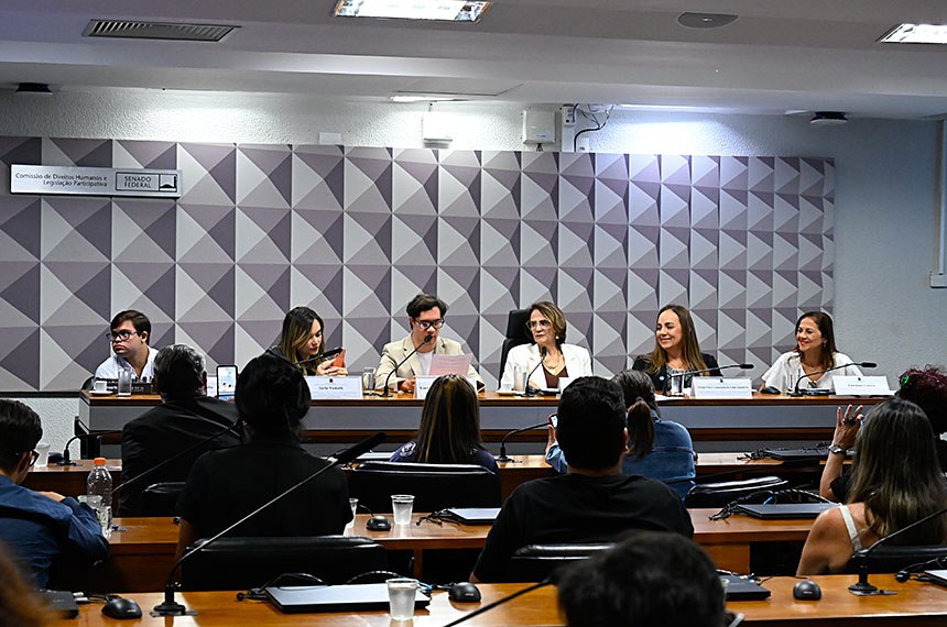 Mesa:
DJ profissional e trabalha em escritório de advocacia, DJ Dudu;
mãe atípica, diretora de Comunicação e Marketing do Instituto Ápice Down, coordenadora das Frentes Parlamentares de: Síndrome de Down, Autismo e Doenças Raras, Iarla Violatti; 
diretor Institucional da DF Down, Gustavo Garcia Leão Façanha em pronunciamento;
presidente da CDH, senadora Damares Alves (Republicanos-DF);
fisioterapeuta neurofuncional, mestre em Ciências da Saúde pela Universidade de Brasília, pesquisadora do Hospital da Criança de Brasília (HCB), Nadja Nara Camacam de Lima Quadros; 
professora, servidora pública (PCDF) e empresária, presidente do Instituto MoT21, Giordana Garcia.