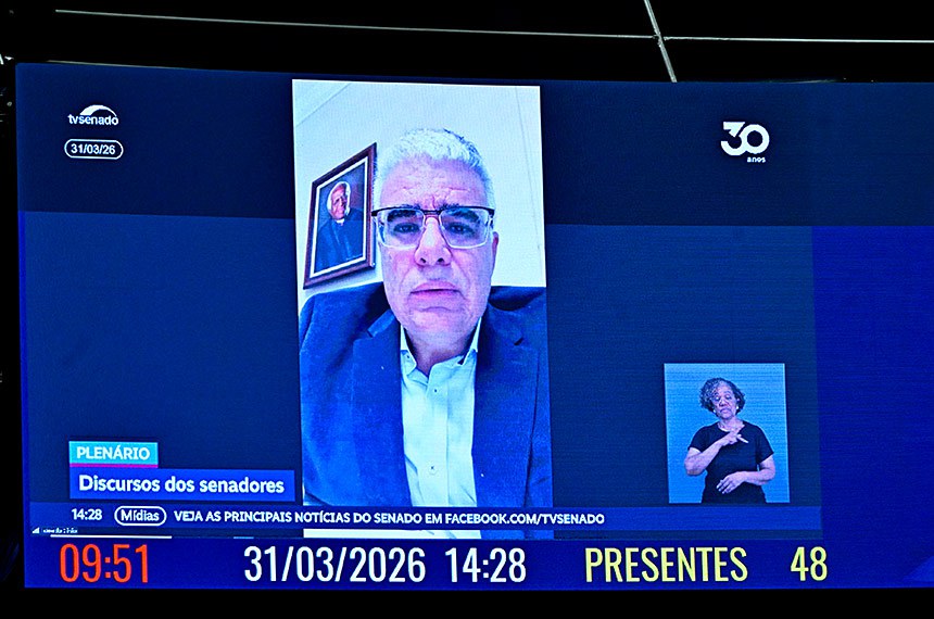 Painel exibe senador Eduardo Girão (Novo-CE) via videoconferência.
