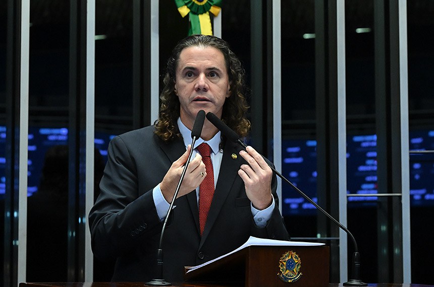 À tribuna, em discurso, senador Veneziano Vital do Rêgo (MDB-PB).