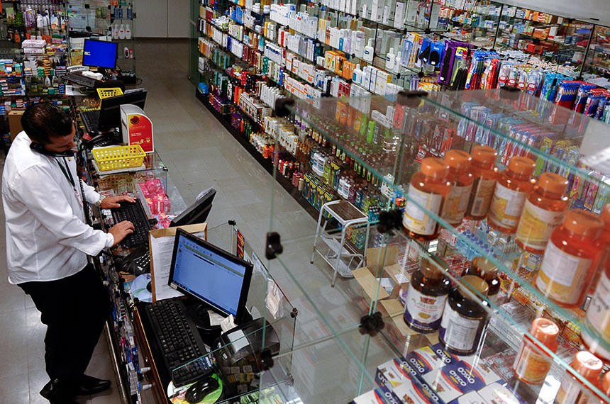 A MP 653, altera a Lei nº 13.021, de 8 de agosto de 2014, que dispõe sobre o exercício e a fiscalização das atividades farmacêuticas.