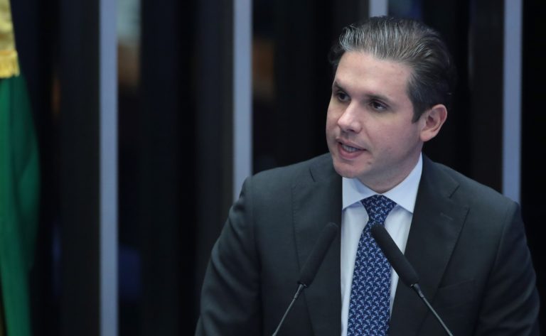 Sessão Solene destinada à promulgação do Decreto Legislativo nº 14, de 2026, que aprova o texto do Acordo Provisório de Comércio entre o Mercado Comum do Sul (MERCOSUL). Presidente da Câmara dos Deputados, Hugo Motta (REPUBLICANOS - PB)