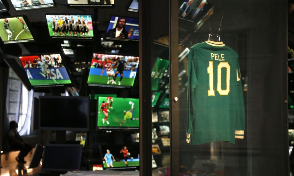 São Paulo (SP), 30/09/2024 - Museu do futebol faz a instalação de duas novas camisas na exposição. A camisa da seleção feminina de futebol assinada pelas jogadoras que foram prata nas Olimpíadas de Paris 2024 e a camisa do Cosmos usada por Pelé no jogo de despedida nos EUA em 1997. Foto: Paulo Pinto/Agência Brasil