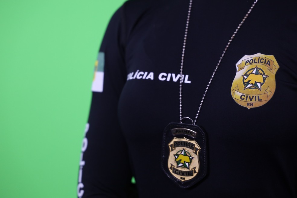 Imagem mostra distintivo e farda da Polícia Civil do RN  — Foto: Divulgação/governo do RN