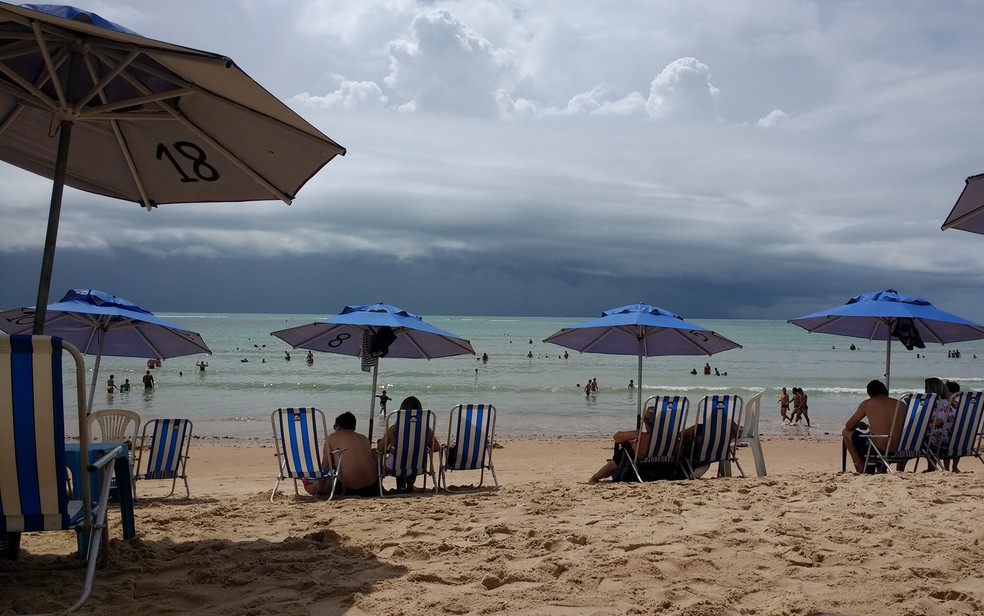 Tempo nublado na Praia do Bessa, em João Pessoa — Foto: Krystine Carneiro/G1
