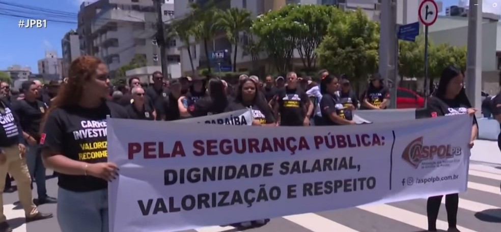 Policiais civis protestam por aumento salarial em João Pessoa — Foto: Reprodução/TV Cabo Branco