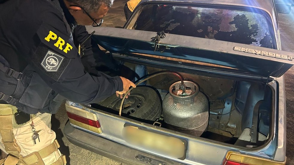 Botijão de gás era usado como combustível de carro no interior do RN — Foto: Divulgação/PRF