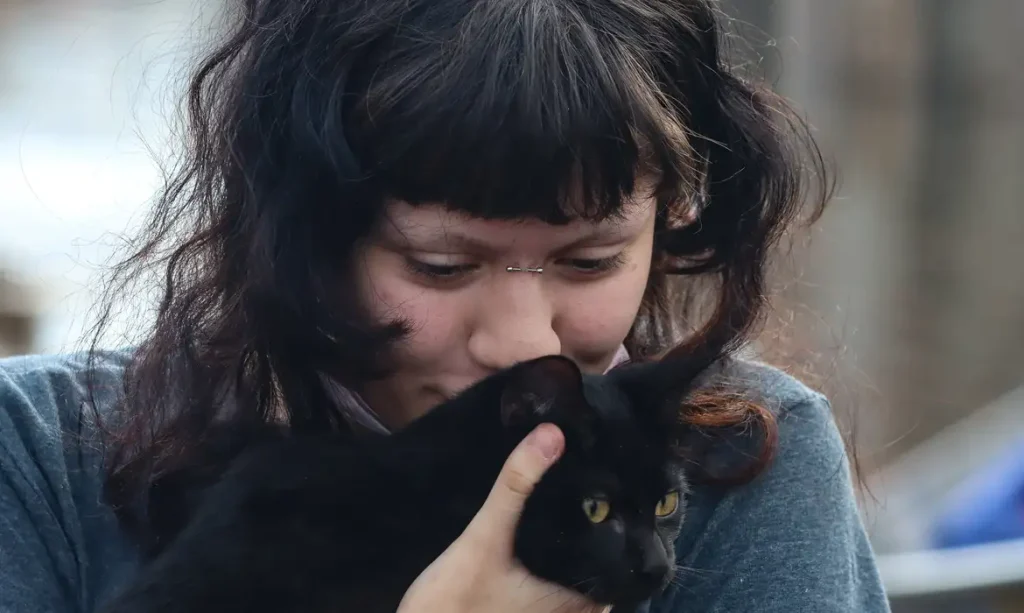 Canoas (RS), 21/05/2024 – CHUVAS/ RS - RESGATE - Como as águas ainda estão altas, várias pessoas continuam resgatando animais em Mathias Velho, Canoas. - Tutora consegue resgatar seu gato em Mathias Velho.   Foto: Rafa Neddermeyer/Agência Brasil