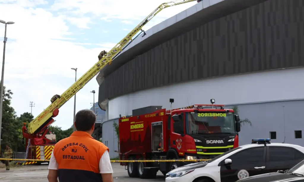 Rio de Janeiro, 08/04/2026 - Incêndio atinge o teto do Velódromo no Parque Olímpico do Rio de Janeiro, na Barra da Tijuca. Foto: Rovena Rosa/Agência Brasil