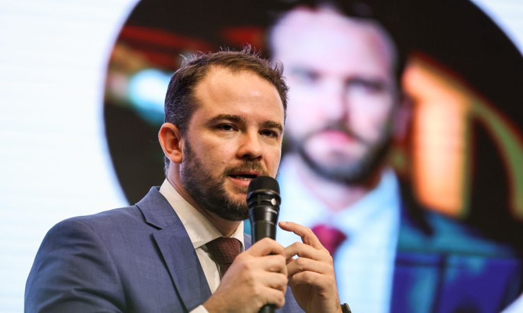Brasília (DF), 07/05/2025 - Ministro da Fazenda substituto, Dario Durigan, participa de palestra magna durante a 5ª Conferência Nacional do Meio Ambiente. 
Foto: Marcelo Camargo/Agência Brasil