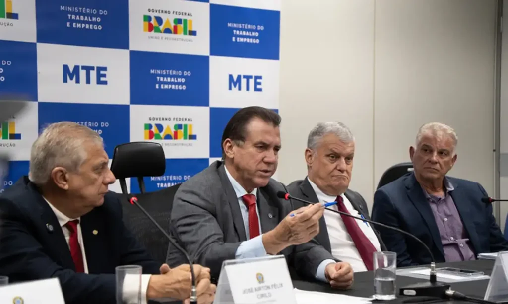 Brasília (DF), 28/04/2026 - O ministro do Trabalho e Emprego, Luiz Marinho, durante reunião com deputados, dirigentes e representantes de sindicatos de taxistas de diversos estados do país. Foto: Tirzah Braz/MTE