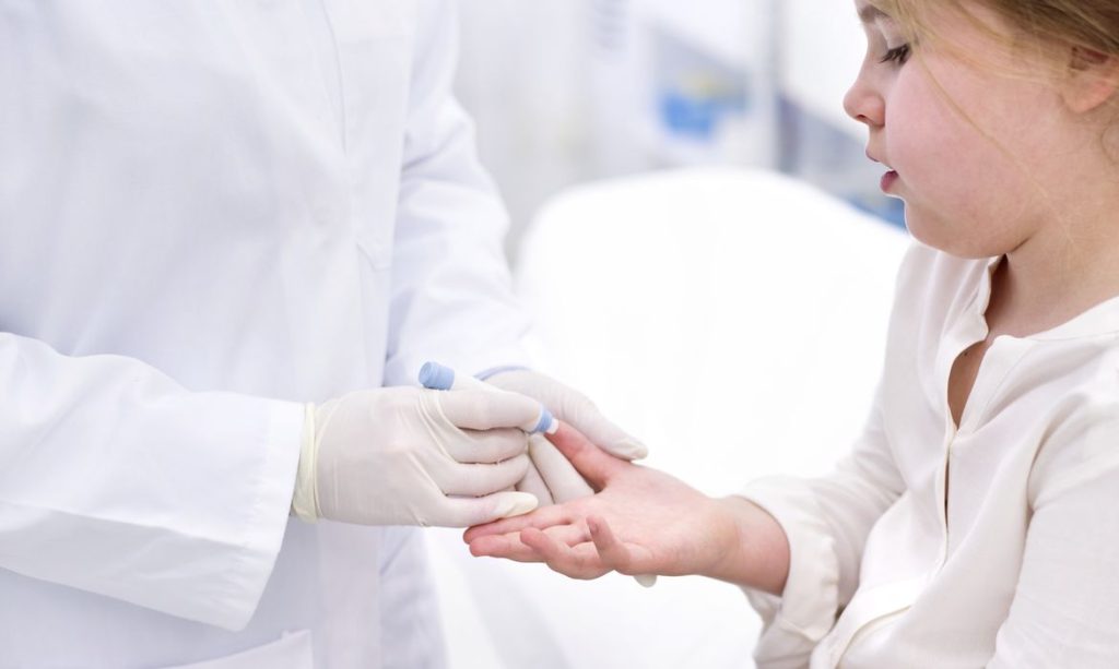 Young girl having finger prick test.No use: BBC, Pearson, Oxford University Press, Springer Nature, Dorling Kindersley, Cambridge University Press & Assessment, New Scientist, Bonnier Publications, John Wiley & Sons, The Lancet, BMJ. Criança teste de glicemia