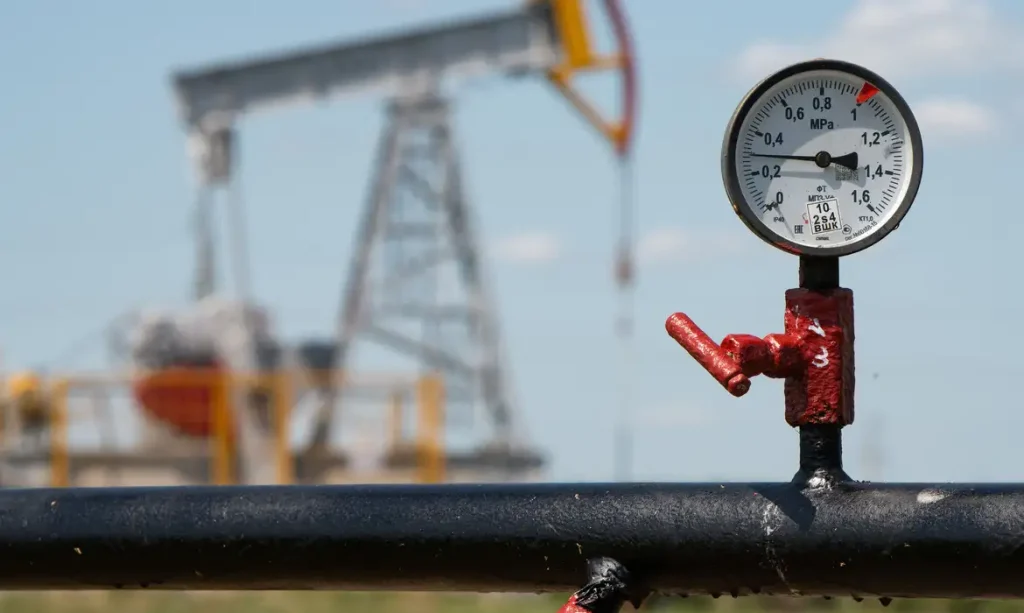 Imagem mostra um equipamento de medir pressão próximo a bombas de extração de petróleo nos arredores de Almetyevsk, na República do Tartaristão, Rússia
14/07/2025
Reuters/Stringer/Proibida reprodução