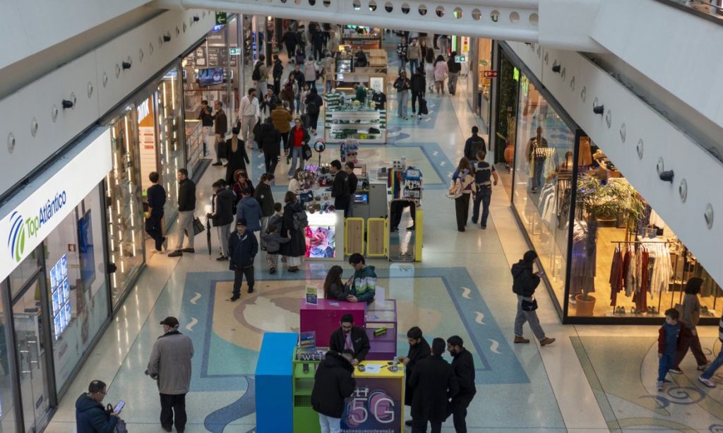 A general view shows people shopping inside a shopping center in Lisbon, Portugal, on February 1, 2026. Retail activity reflects consumer behavior trends within Portugal's urban economy and the broader European market. (Photo by Luis Boza/NurPhoto)NO USE FRANCE