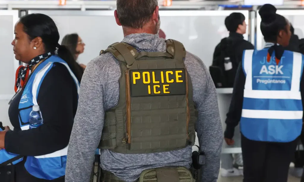 Agente do ICE em aeroporto de Nova York
 27 de março de 2026   REUTERS/Shannon Stapleton