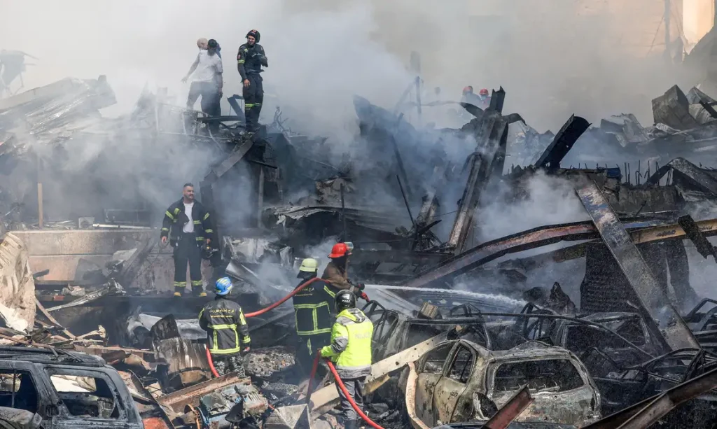 Equipes de resgate trabalham no local de um ataque israelense em Beirute
08/04/2026
REUTERS/Mohamed Azakir