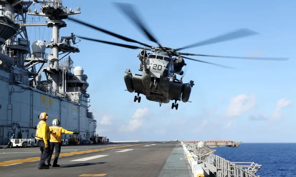 PHILIPPINE SEA (Aug. 24, 2022) A CH-53 Super Stallion helicopter assigned to Marine Medium Tiltrotor Squadron (VMM) 262 (Reinforced) takes off from amphibious assault ship USS Tripoli (LHA 7), Aug. 24, 2022. Tripoli is operating in the U.S. 7th Fleet area of operations to enhance interoperability with allies and partners and serve as a ready response force to defend peace and maintain stability in the Indo-Pacific region. Foto: U.S. Navy/Divulgação